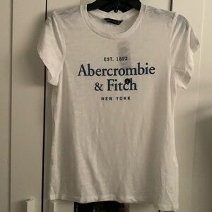 Graphic T-shirt . Crew neckline . Graphic detail at chest.